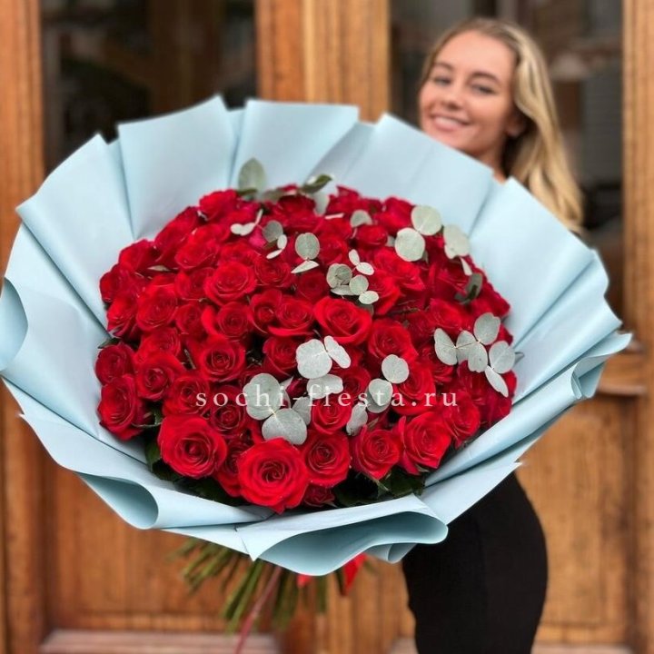 101 красная роза с эвкалиптом в Махачкале