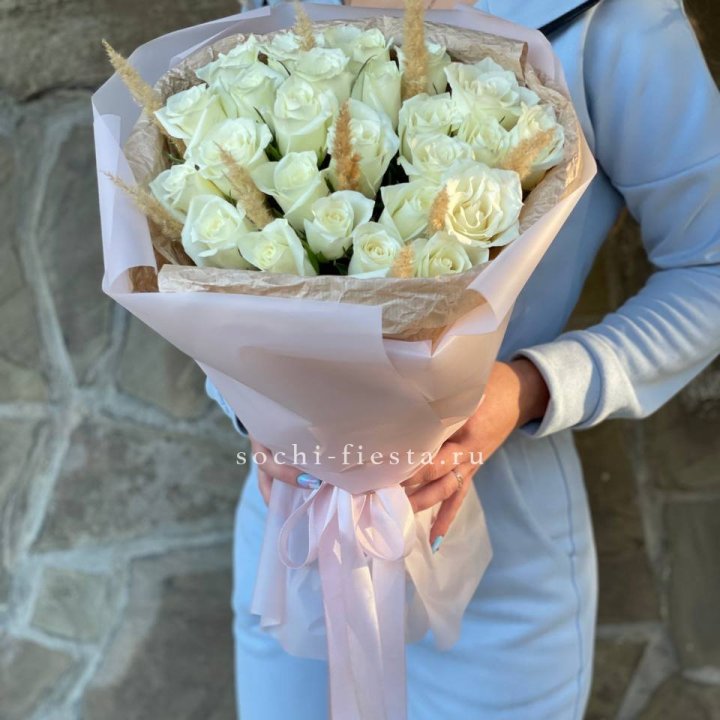 25 белых роз с сухоцветами в Махачкале