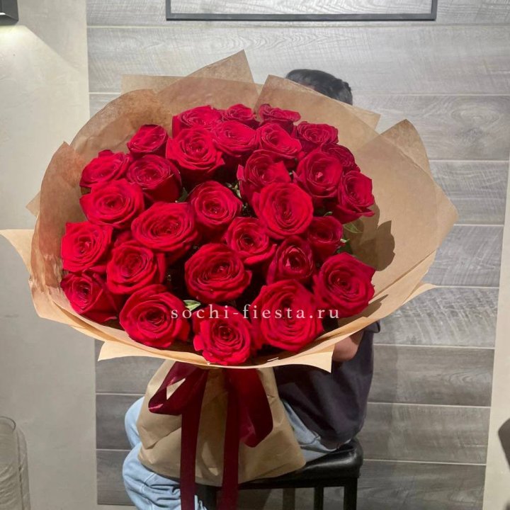 37 красных роз в крафте в Махачкале