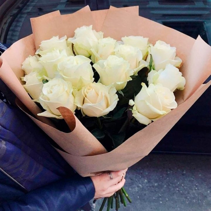 15 белых роз "Крафт" в Махачкале