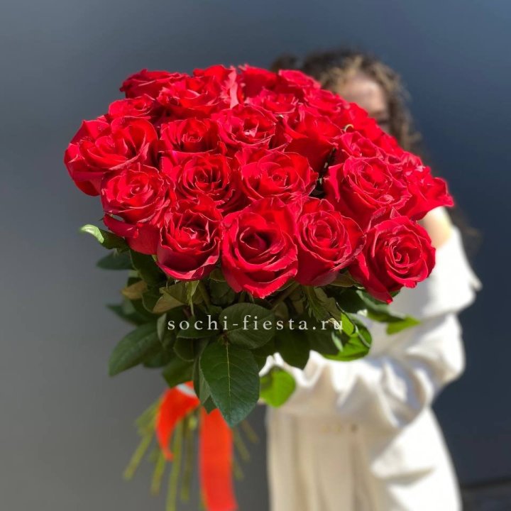 25 высоких красных роз в Махачкале