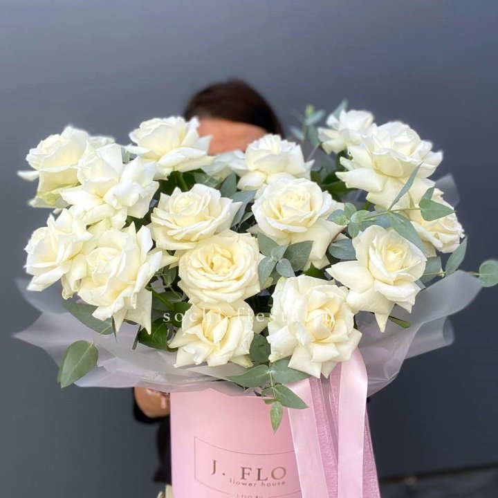 17 Французских белых роз в боксе в Махачкале