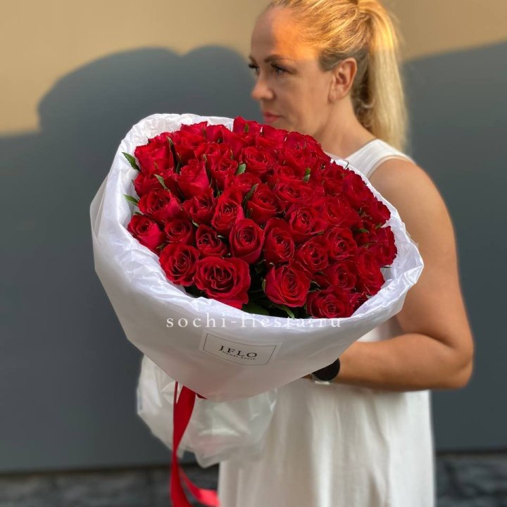 51 роза мадам ред в нежном оформлении в Махачкале
