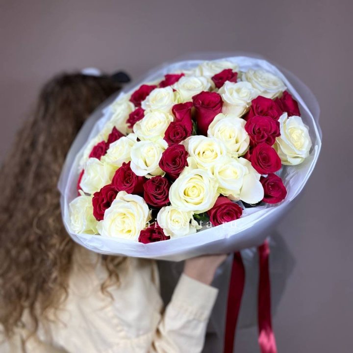 Букет из красных белых 45 роз в Махачкале