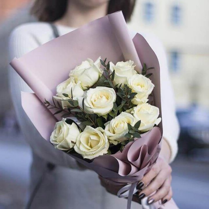 9 белых  роз "Минт" в Махачкале