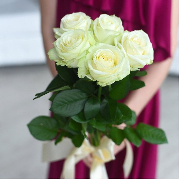 5 белых роз в Махачкале