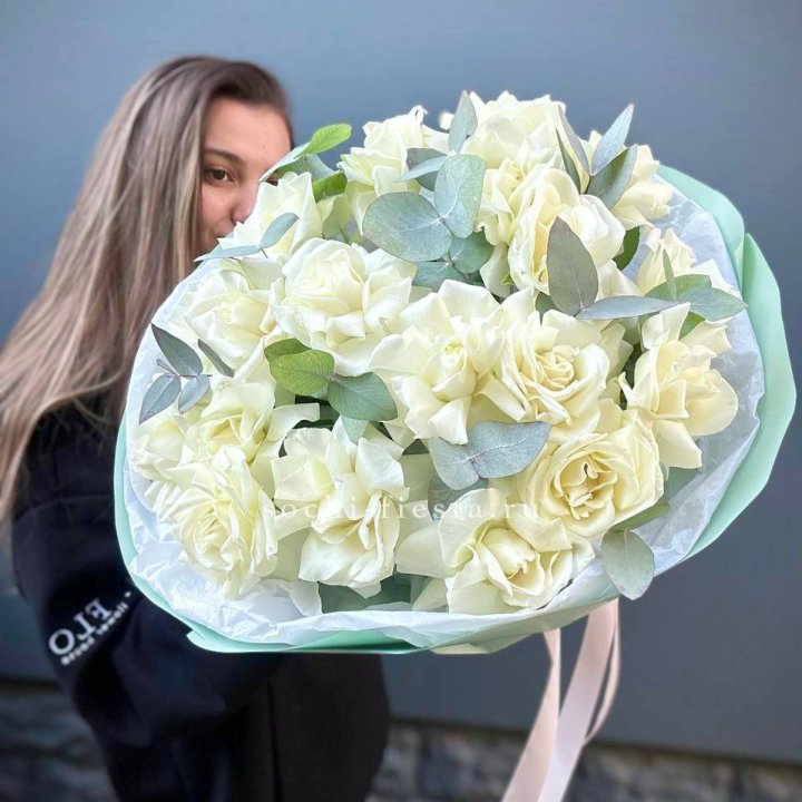 19 Белых французских роз "Ноте бьянке" в Махачкале