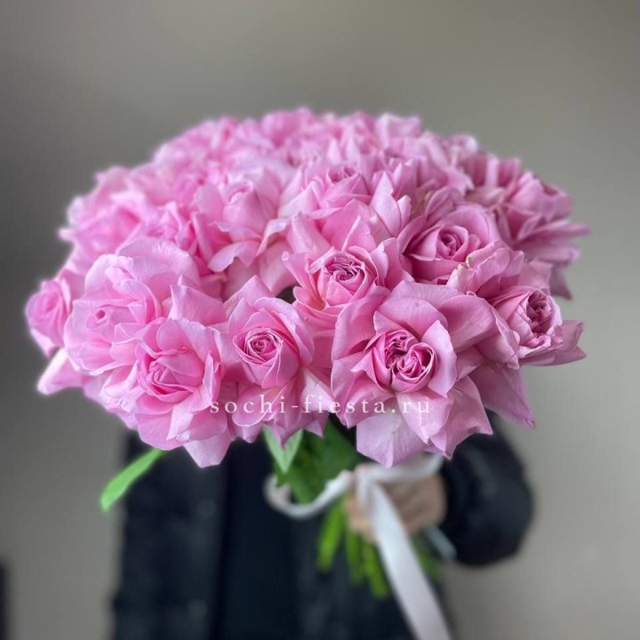 25 розовых французских роз в Махачкале