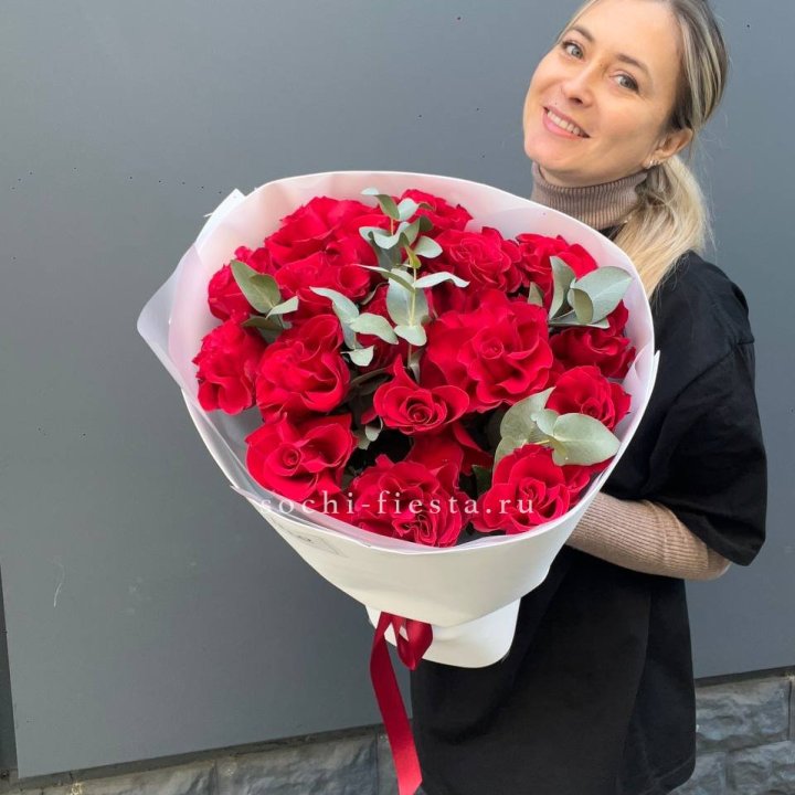 17 Красных французских роз в Махачкале