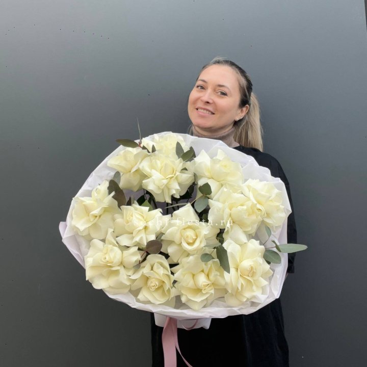 13 Белых французских роз Облако в Махачкале
