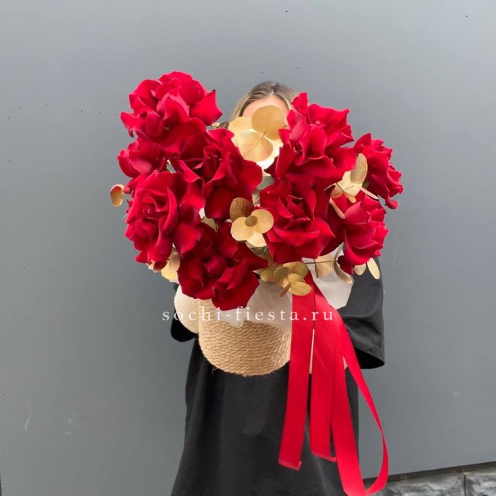 Красные французские розы в джутовом кашпо в Махачкале