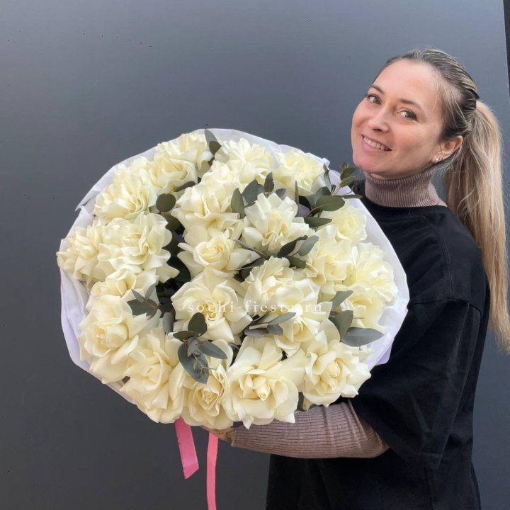 25 Белых французских роз Вайт найс в Махачкале