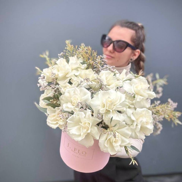 17 Французских белых роз в коробке Афина в Махачкале