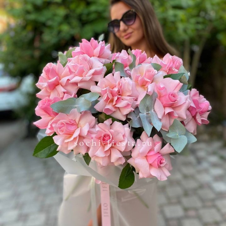 17 Розовых  французских роз в Махачкале