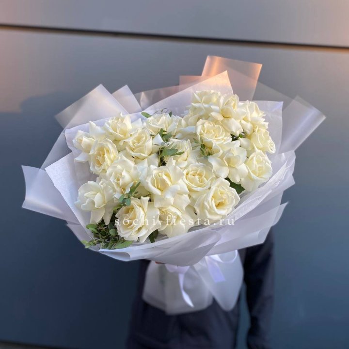 Пышный букет из белых роз в Махачкале