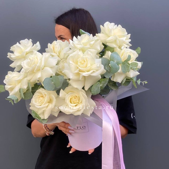 11 Французских белых роз в боксе в Махачкале