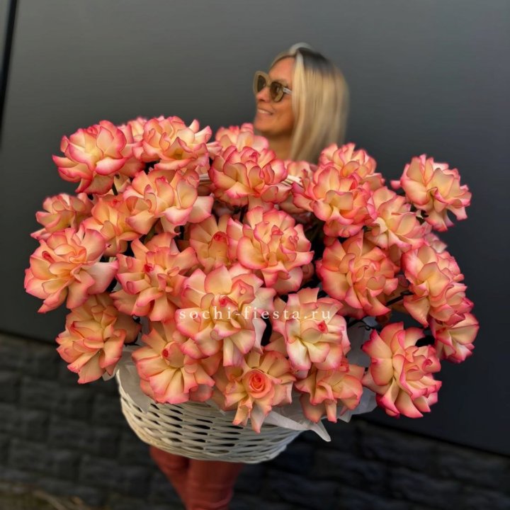 45 французских роз Джумилия в корзине в Махачкале
