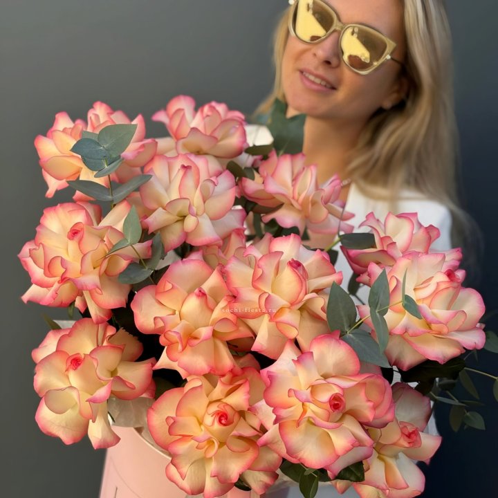 15 французских  роз Джумилия в боксе в Махачкале