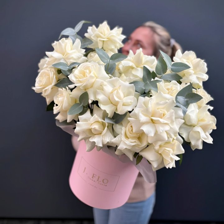 25 Французских белых роз в боксе в Махачкале