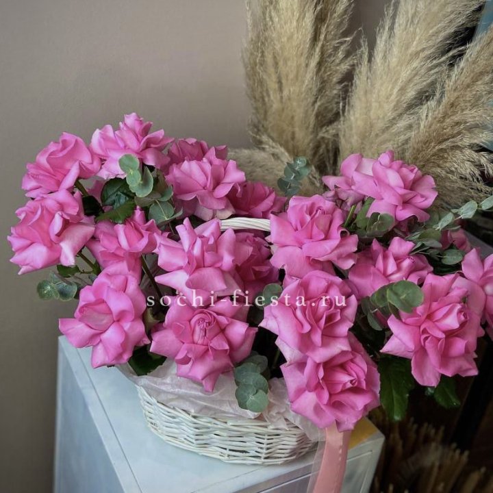 25 роз в цветочной корзине Пинк в Махачкале