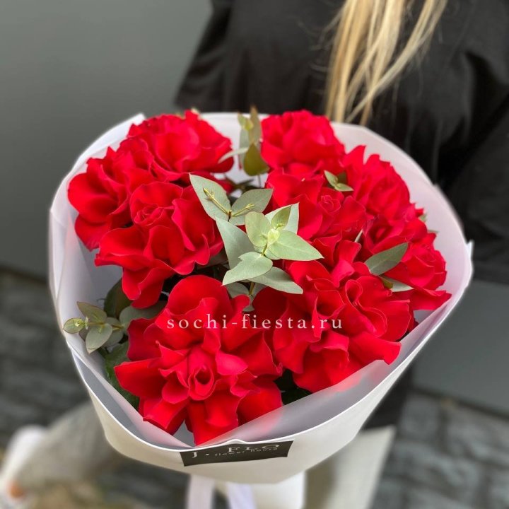 9 Красных французских роз в Махачкале