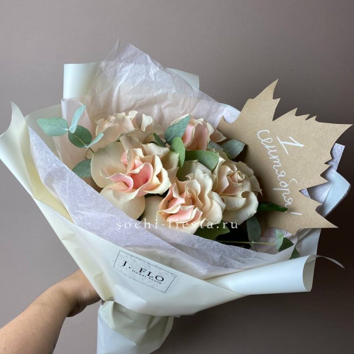 Букет кремовых роз к дню знаний в Махачкале