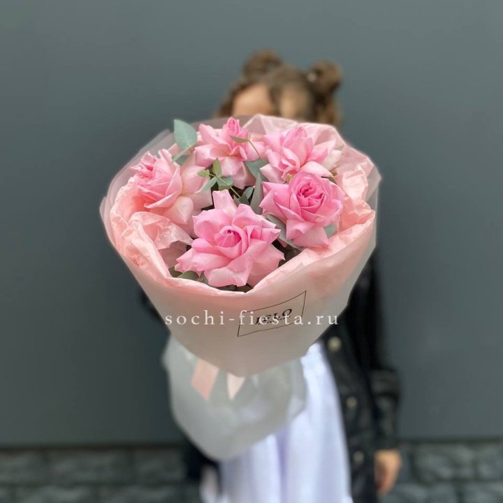 5 французских розовых роз  в Махачкале