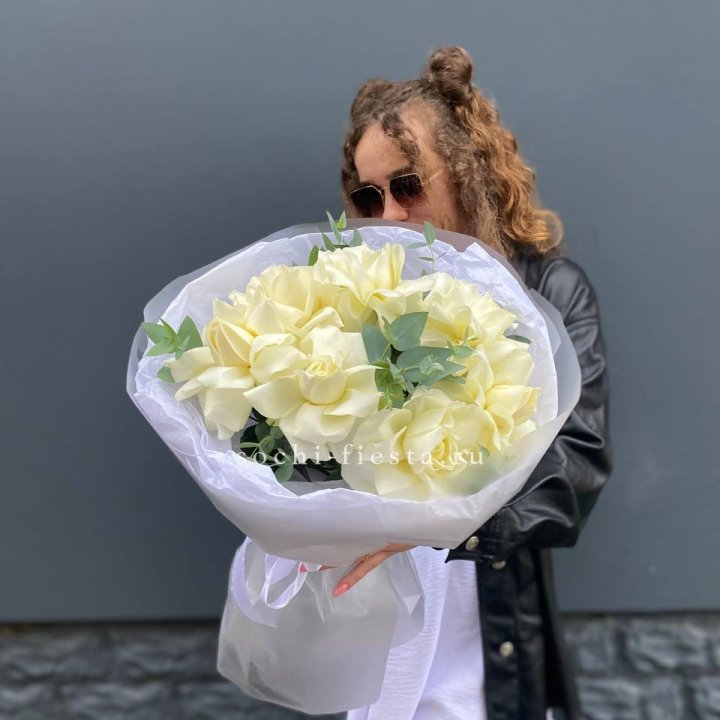 7 Белых французских роз  в Махачкале