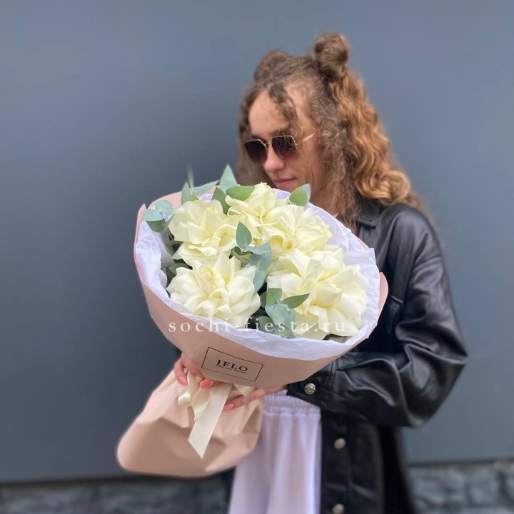 5 Белых французских роз в Махачкале