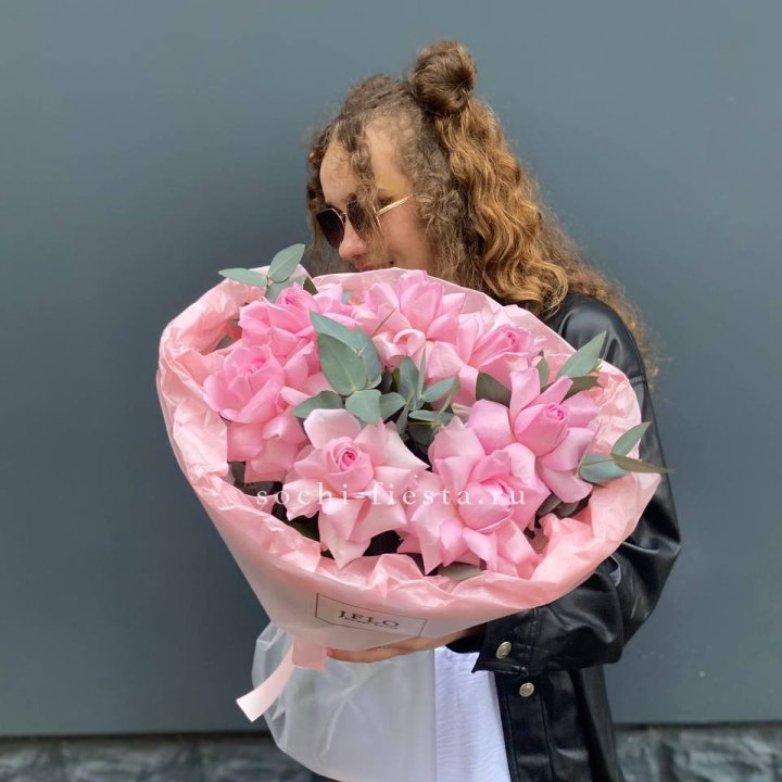 7 розовых роз в Махачкале