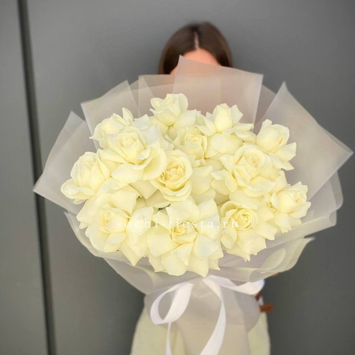 13 белых роз в Махачкале