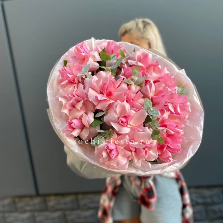 17 розовых роз в Махачкале