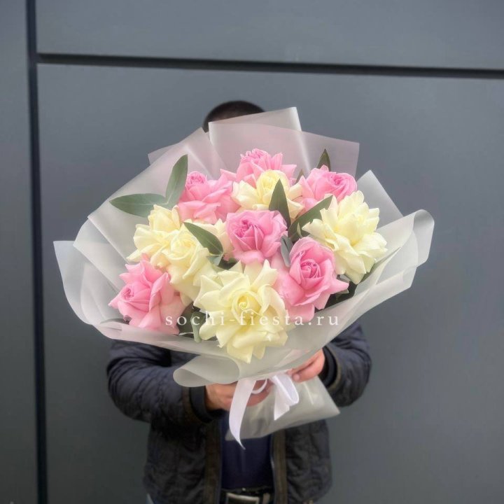 11 бело-розовых роз в Махачкале