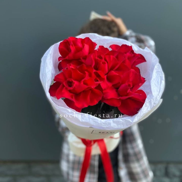5 французских красных роз в Махачкале