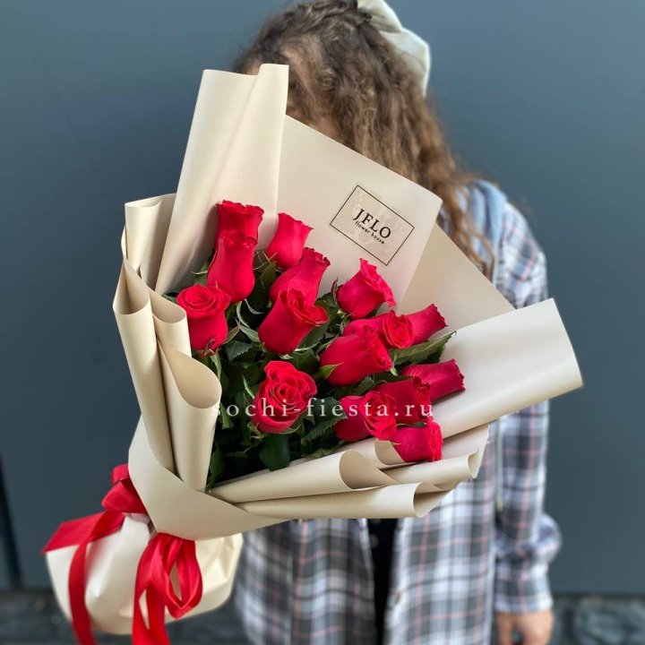 15 красных роз в Махачкале