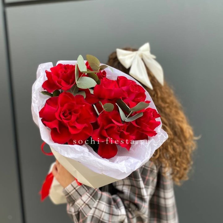 7 красных французских роз в Махачкале