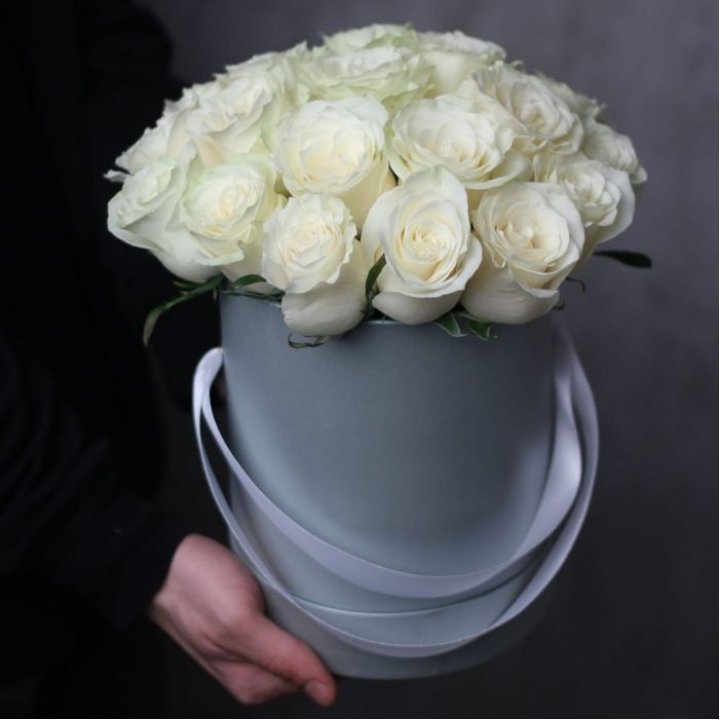 15 белых роз в цилиндре в Махачкале