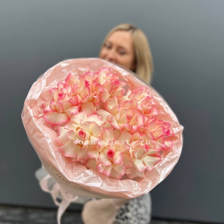 9 французских роз Джумилия в нежном оформлении в Махачкале