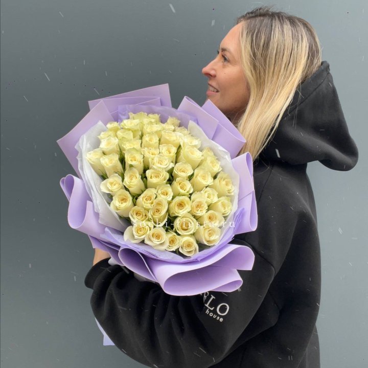 51 белая кенийская роза в оформлении в Махачкале