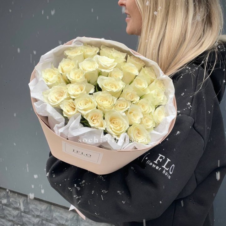 31 белая роза в оформлении в Махачкале