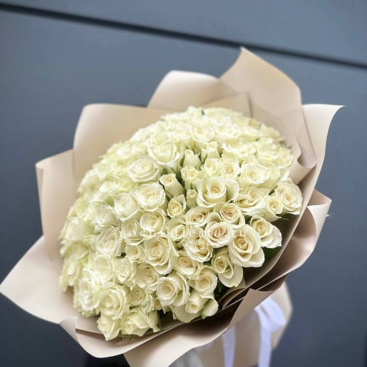 101 белая роза Атена в Махачкале