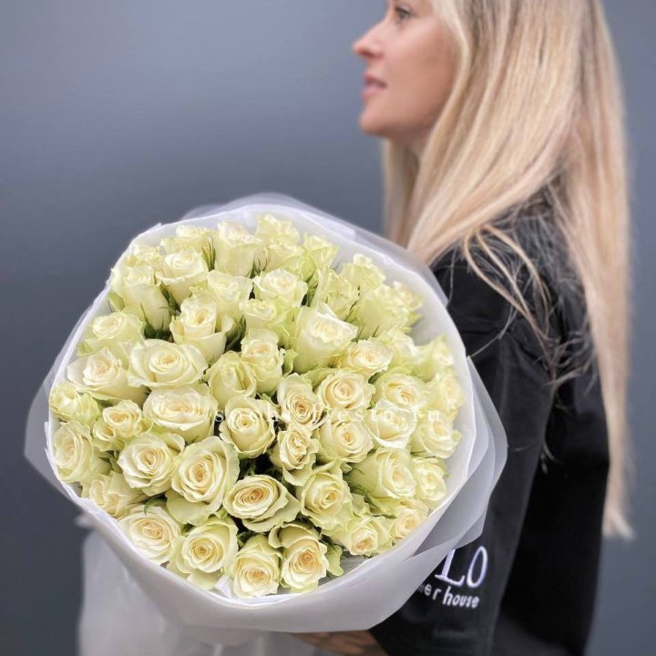 Воздушный букет из 51 белой кенийской розы в Махачкале