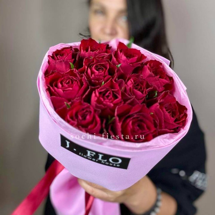 11 красных роз мадам ред в Махачкале