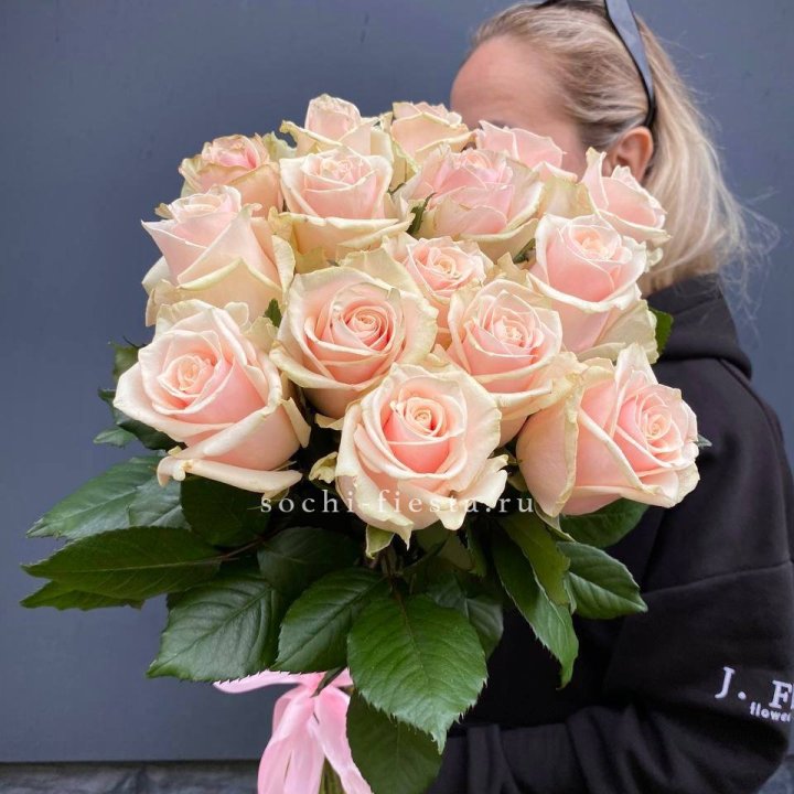 15  кремовых высоких роз в Махачкале