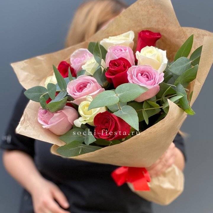 Букет из 15 роз с эвкалиптом в Махачкале