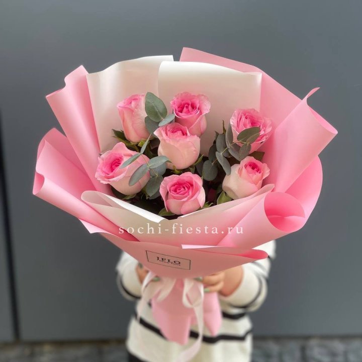 7 роз с эвкалиптом в Махачкале