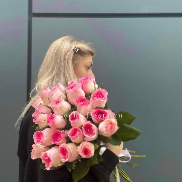  25 розовых роз в Махачкале