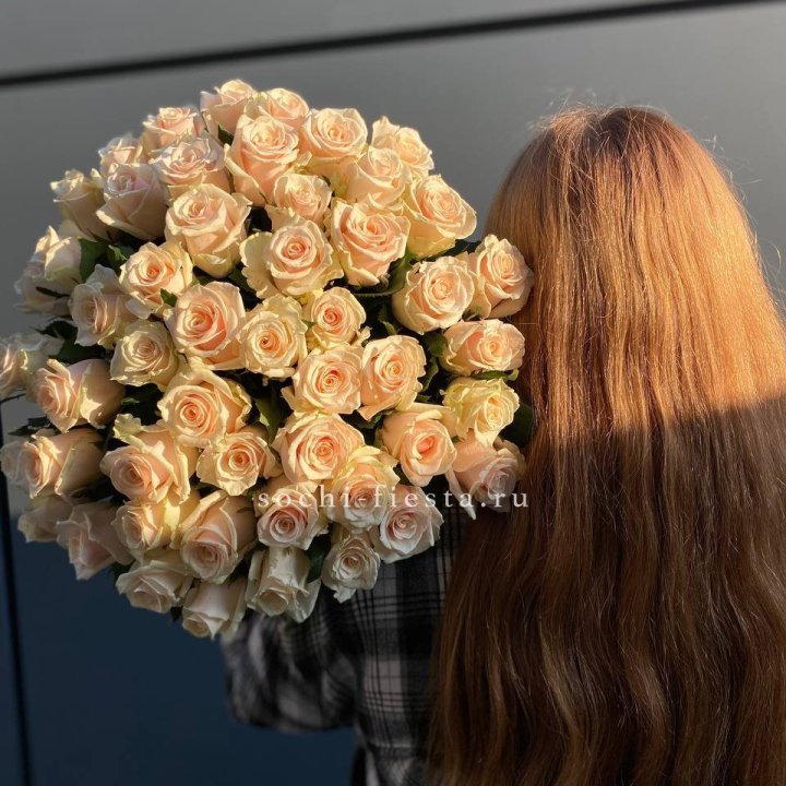 Охапка кремовых роз в Махачкале