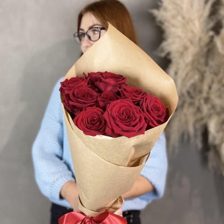 9 красных роз в крафте в Махачкале