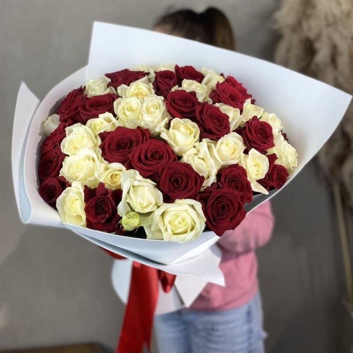51 красная и белая роза в Махачкале